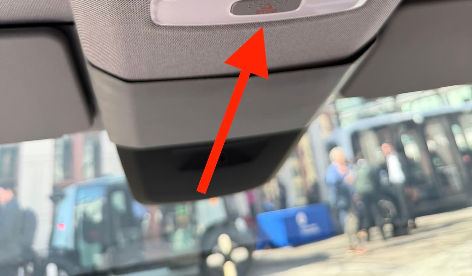 Новые Tesla Cybercab сделали с удобной посадкой для инвалидов-колясочников, двери можно открыть вручную даже при исчезновении электропитания - 2